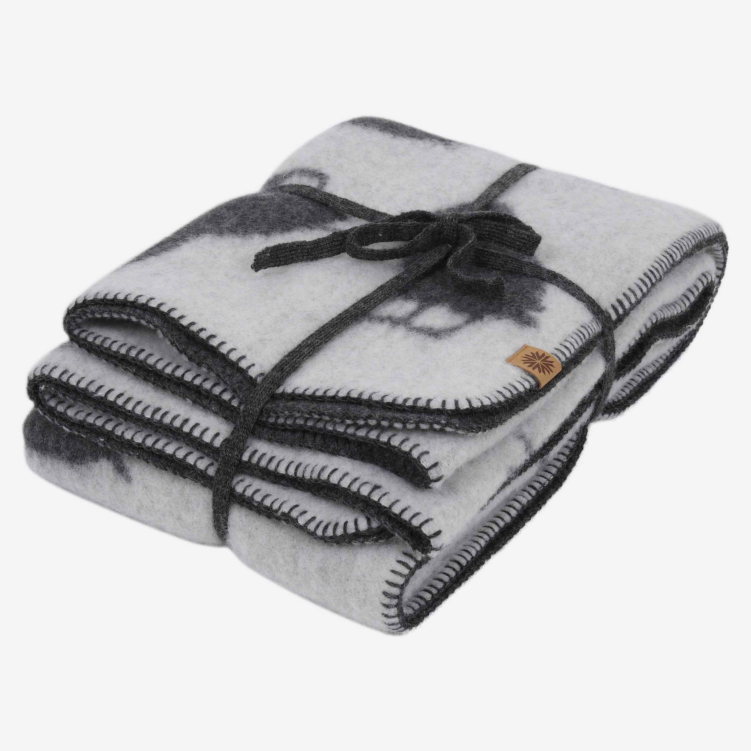 Lundi 100% wool blanket with puffin pattern