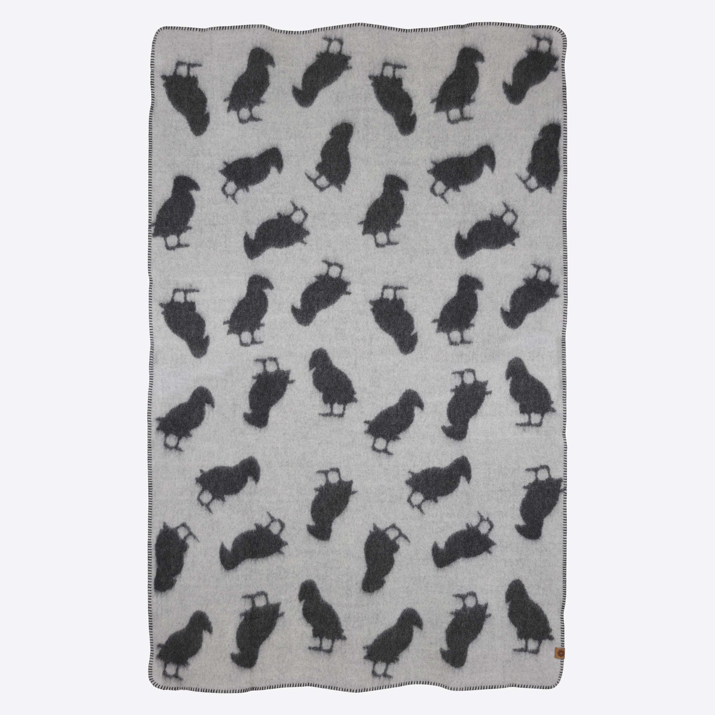 Lundi 100% wool blanket with puffin pattern