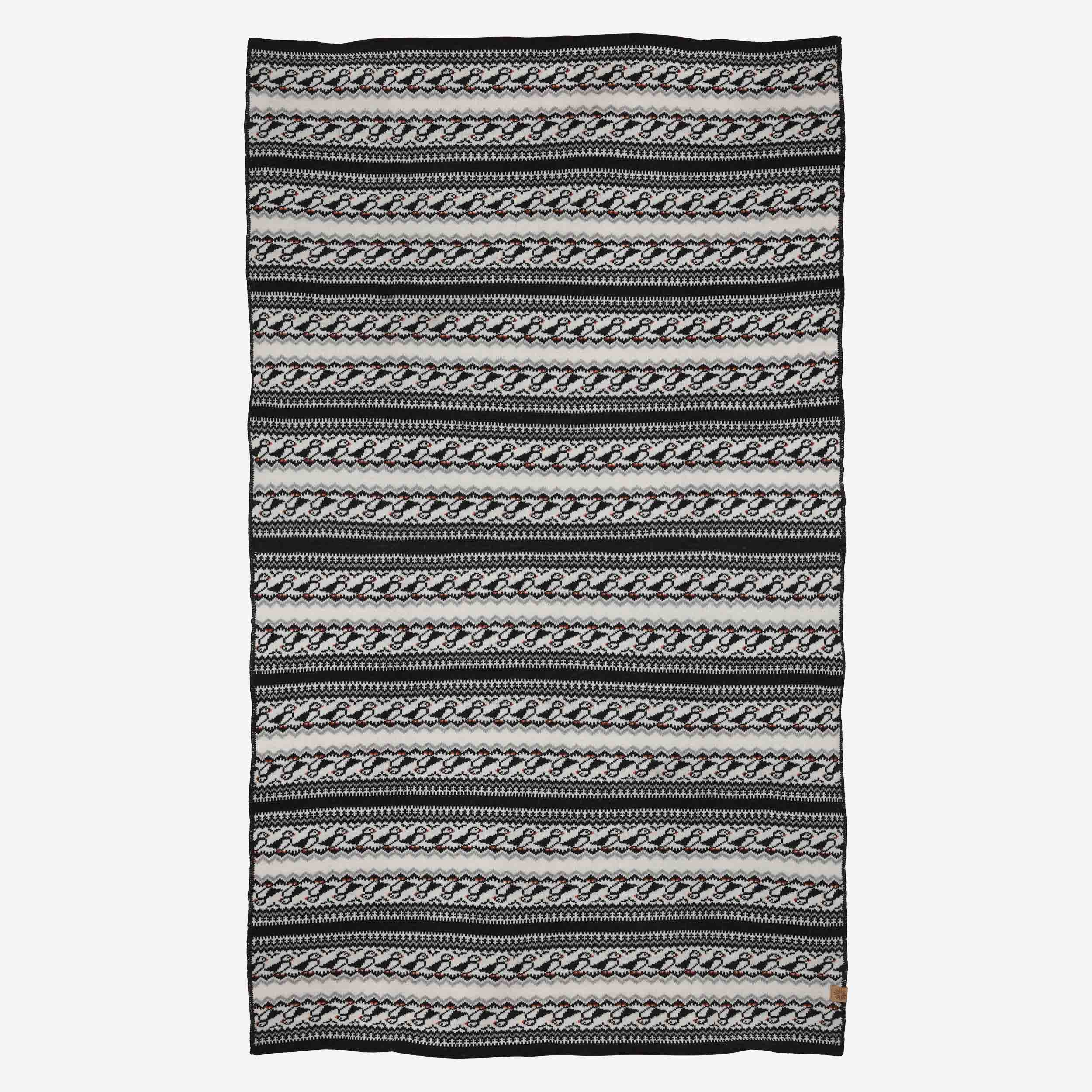 Lundakór knitted blanket with puffin bird pattern