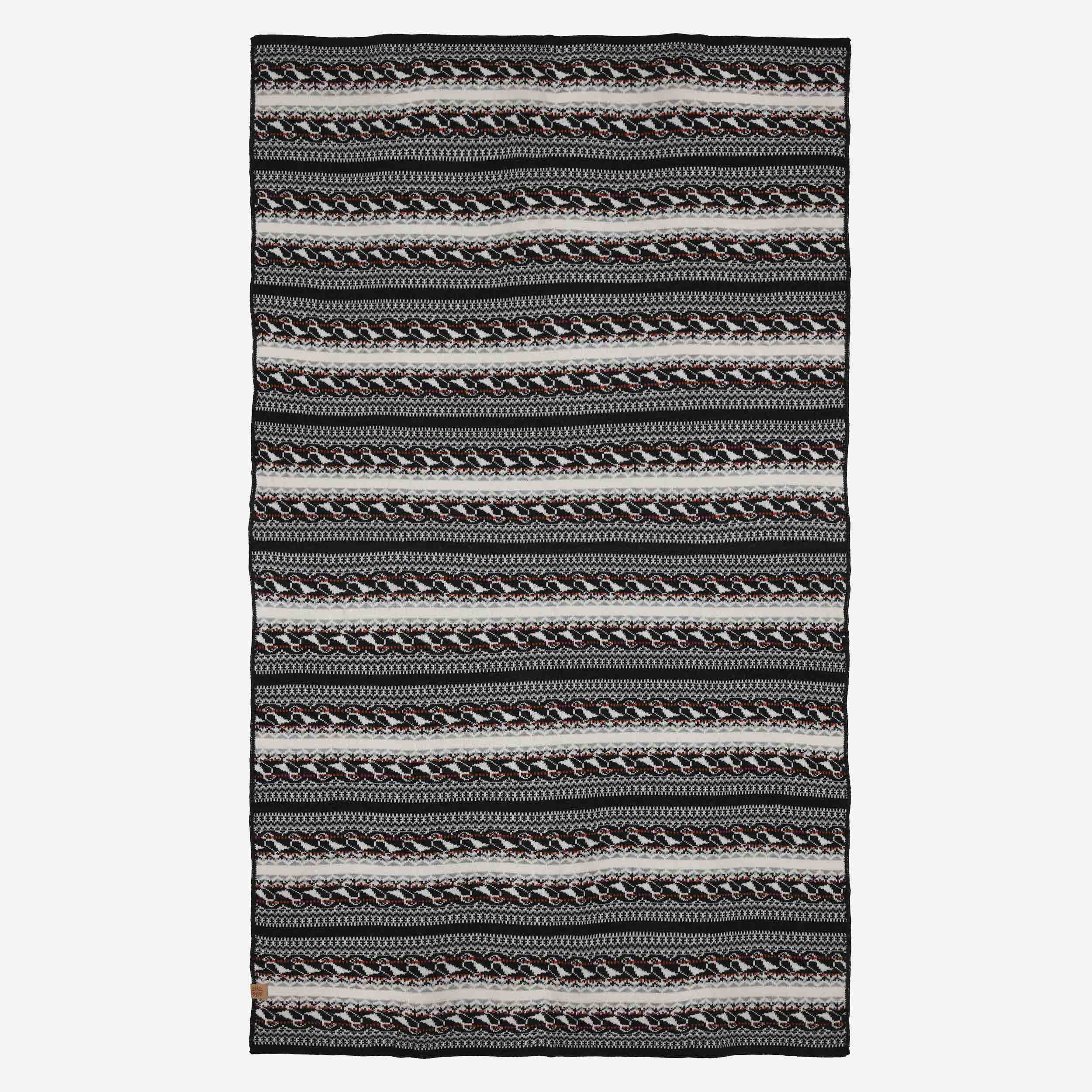 Lundakór knitted blanket with puffin bird pattern