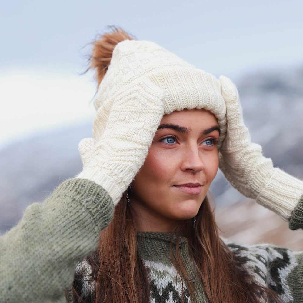 Mjöll hat with a pompom knitting pattern
