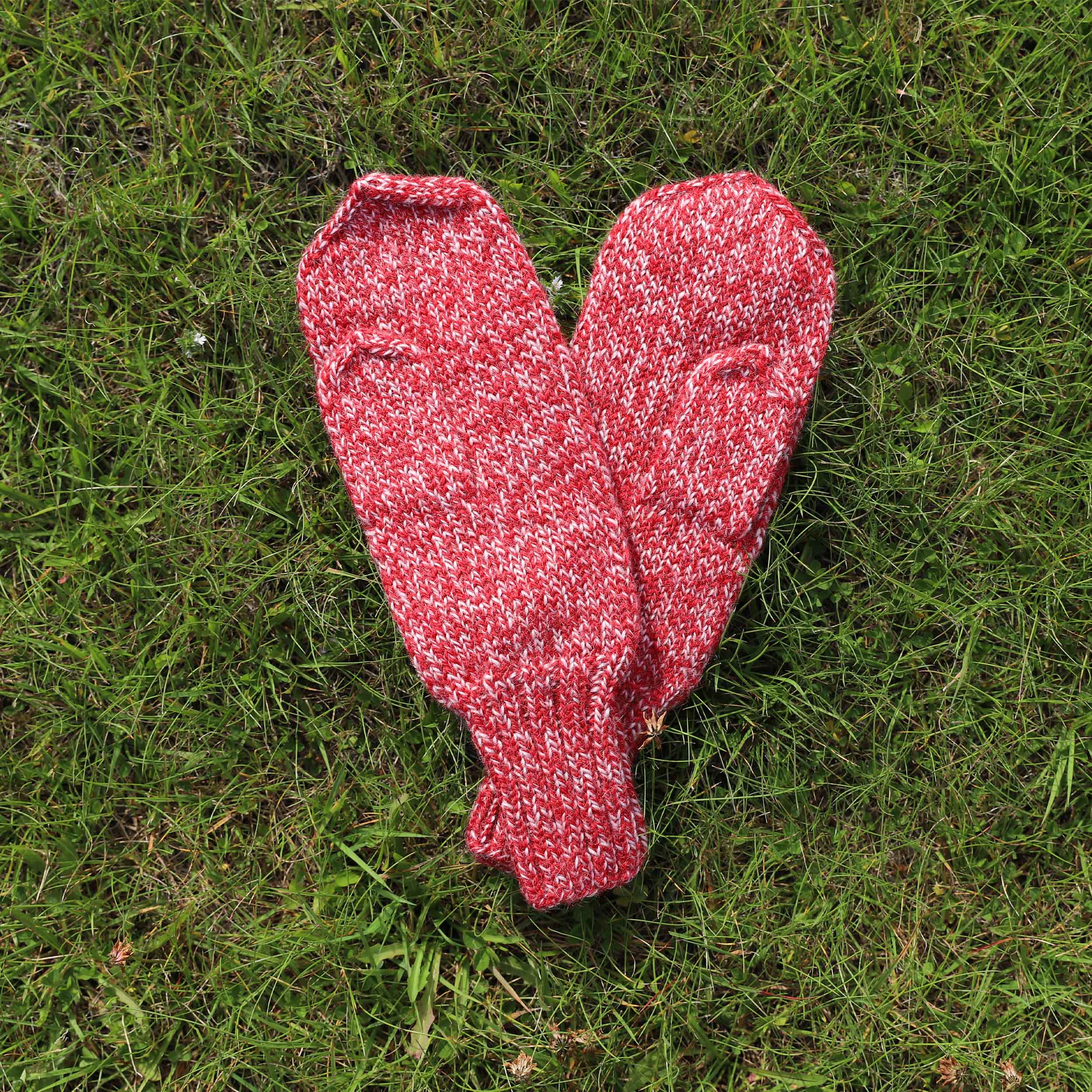 Yrja adult mittens knitting pattern