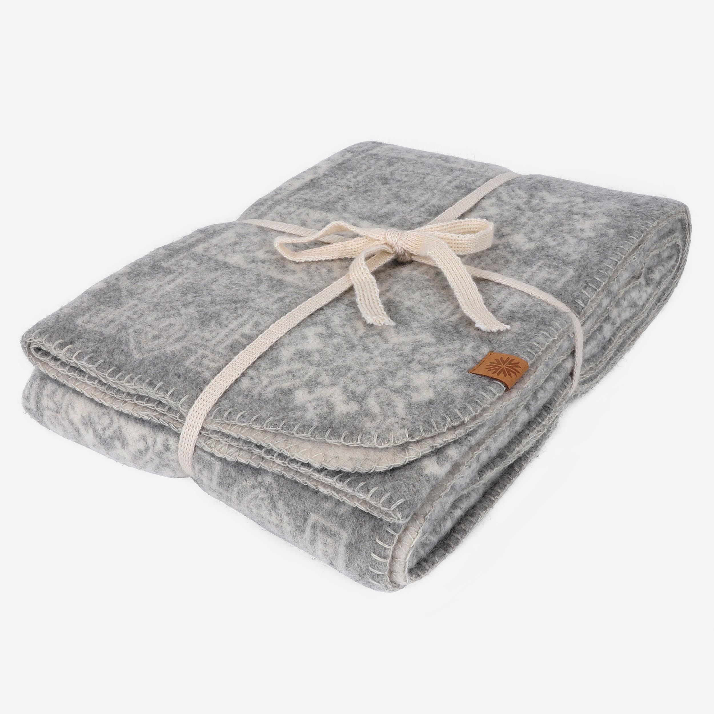 Reithólar Wolldecke mit isländischen Mustern