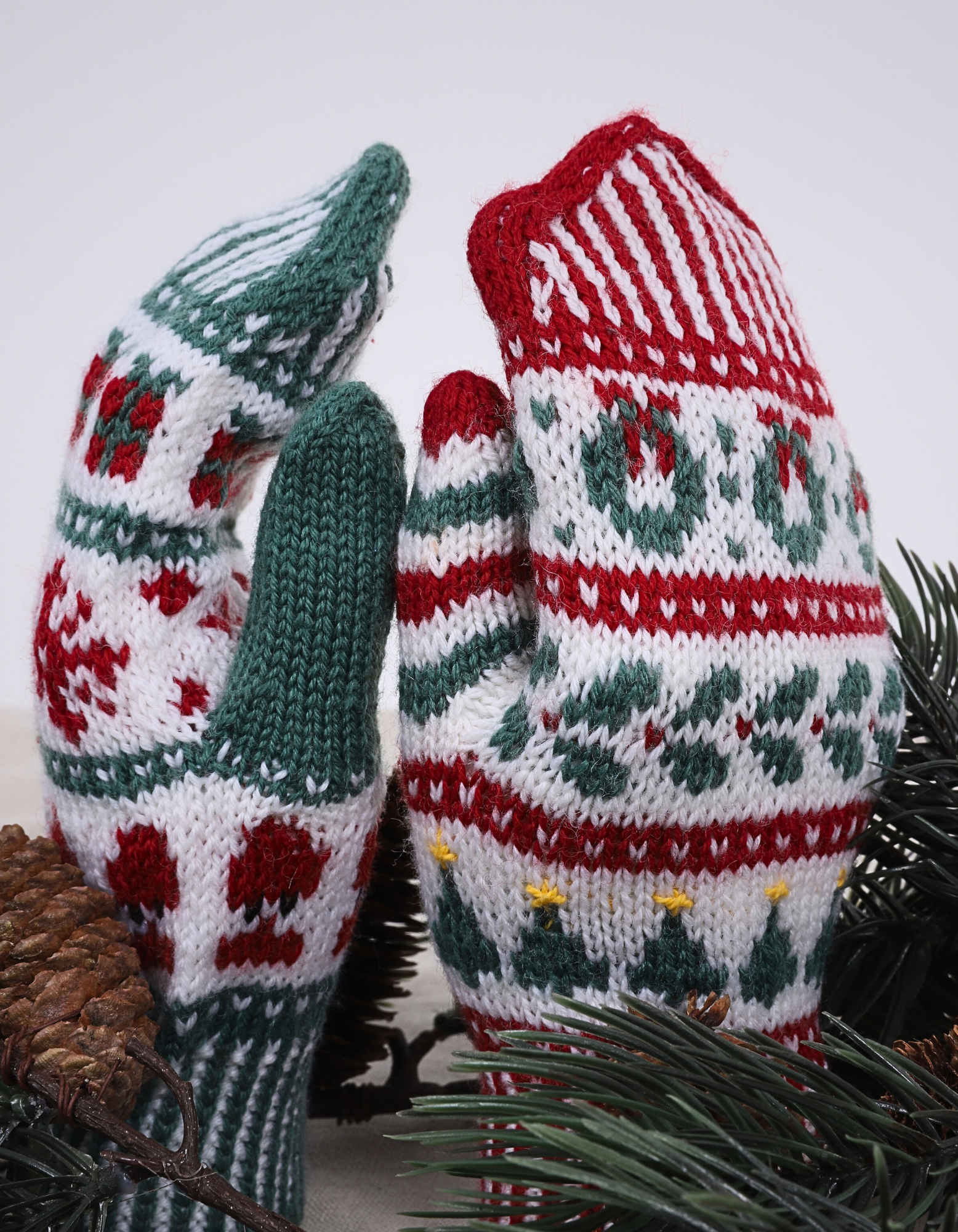 jolagledi_IV-004_christmas-mittens_knitting-pattern_prjonauppskrift3.png