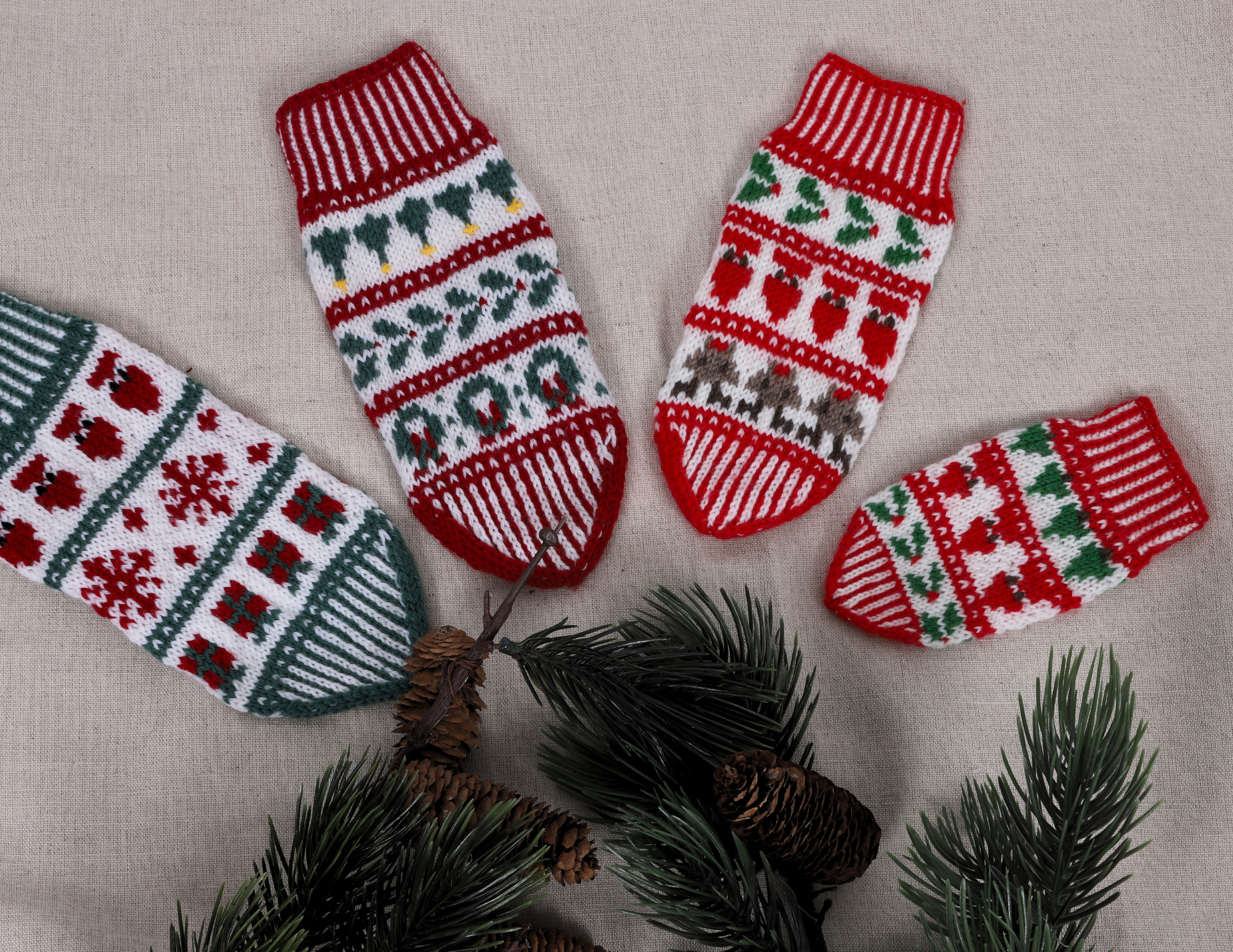 jolagledi_IV-004_christmas-mittens_knitting-pattern_prjonauppskrift2.png