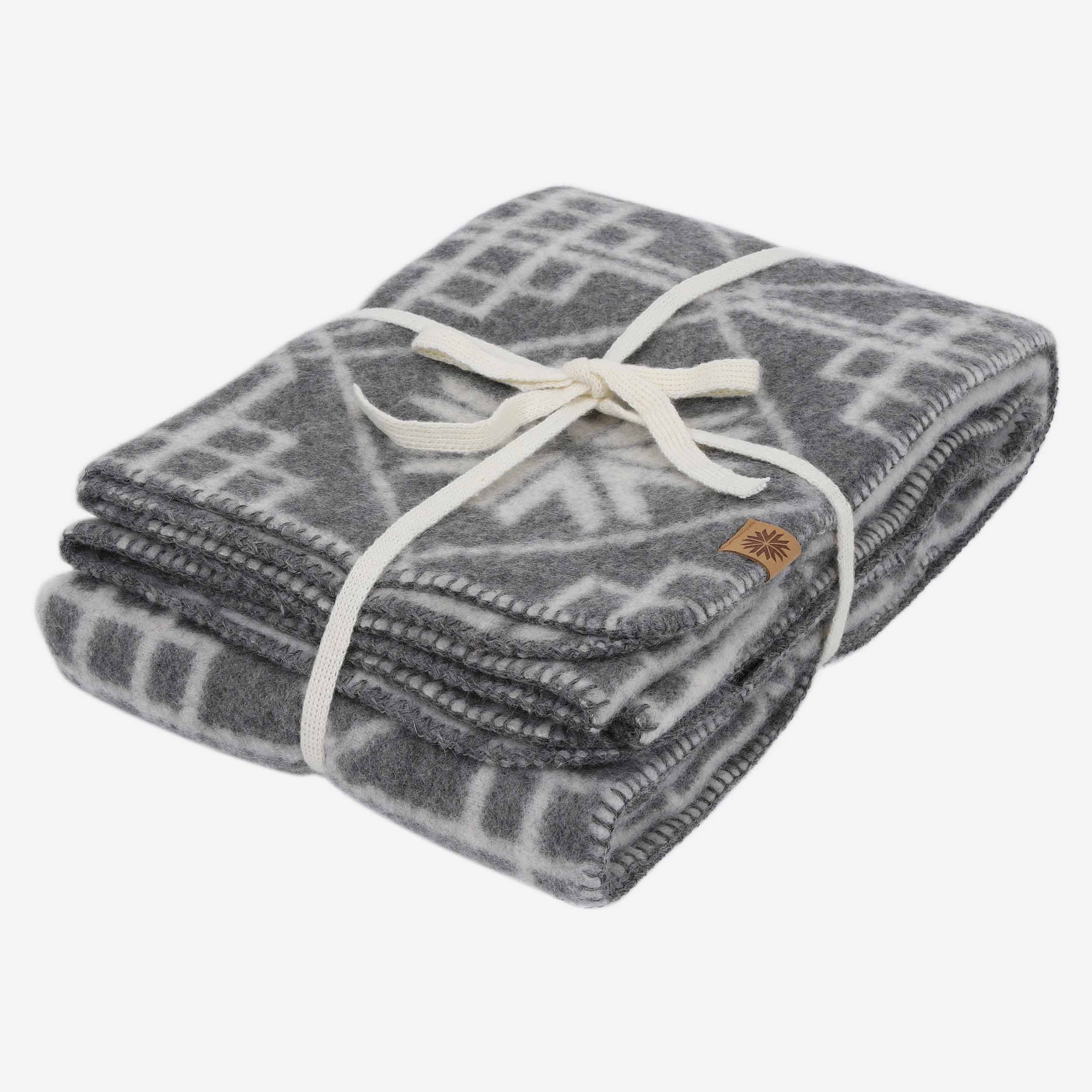 Varmi Scandinavian design wool blanket