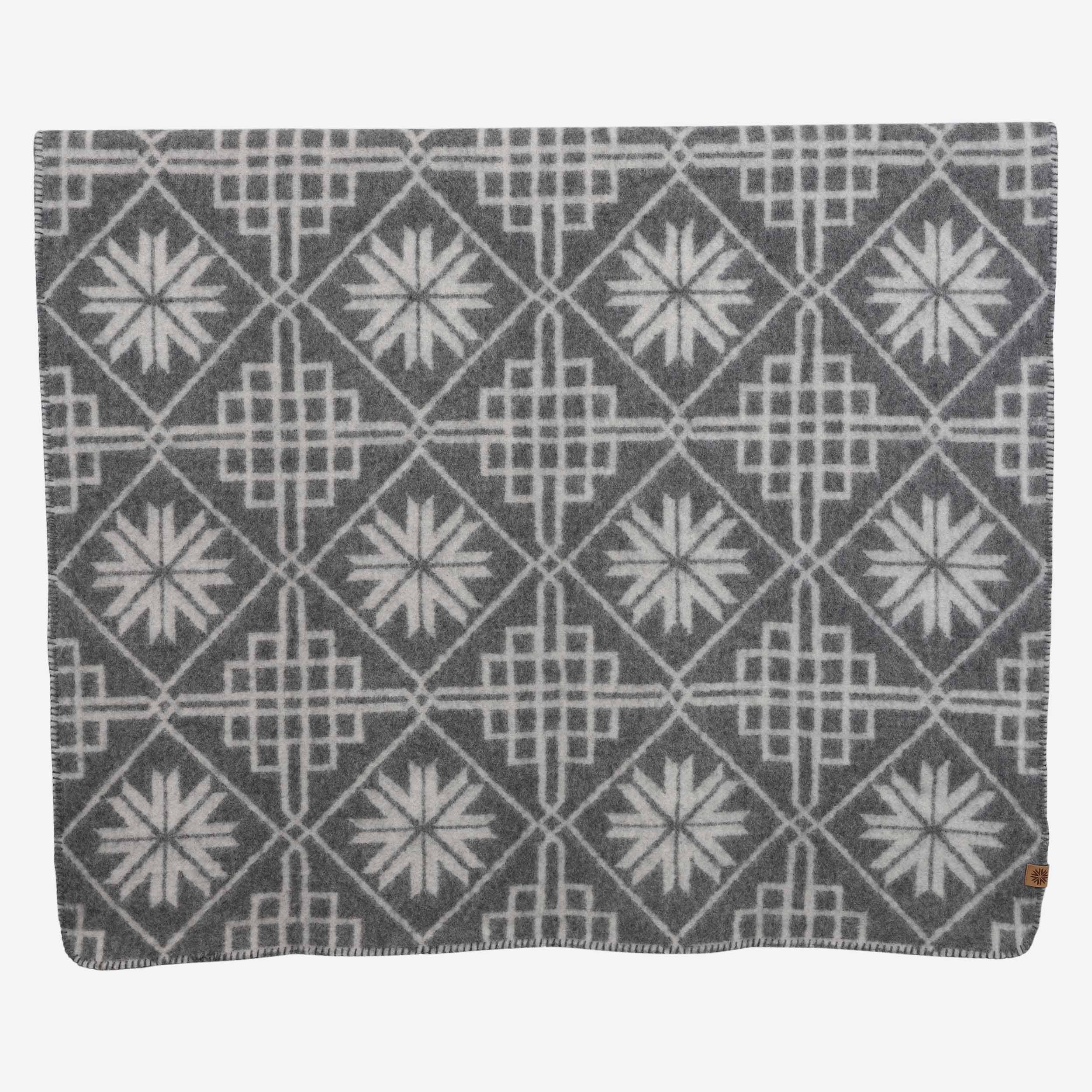 Varmi Scandinavian design wool blanket