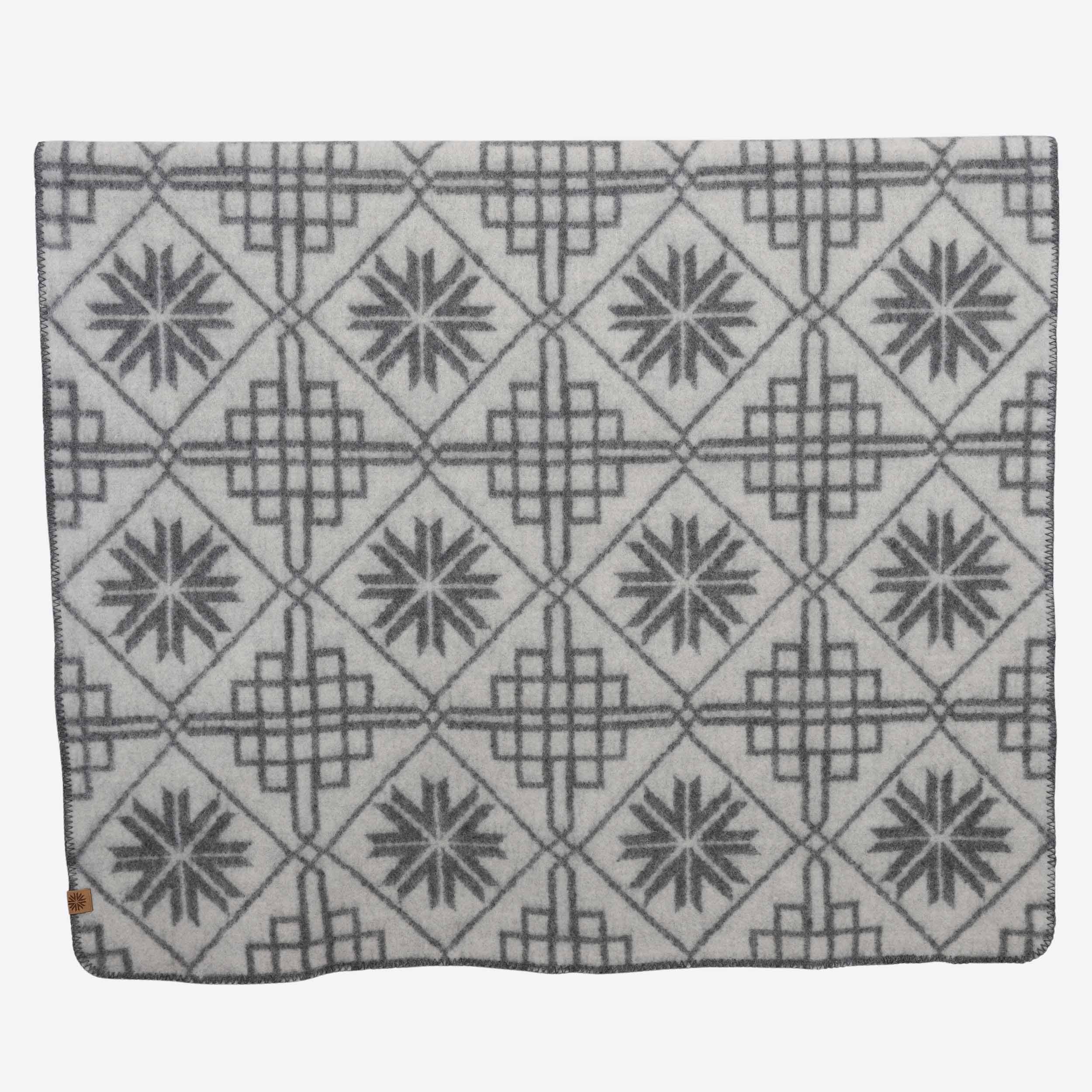 Varmi Scandinavian design wool blanket